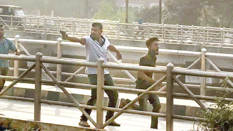 প্রকাশ্যে গুলি ছোড়া সোহাগের খোঁজে পুলিশ